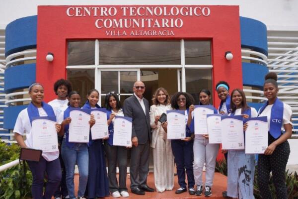 Autoridades y estudiantes durante el acto de graduación del curso de Tecnología de la Información y Comunicación realizado en Villa Altagracia.