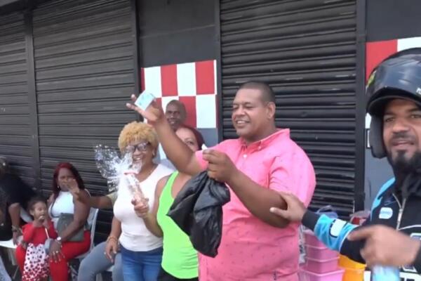Una parada de motoristas de Villa Juana realizó una rifa para reconocer el esfuerzo y la dedicación de las madres de la comunidad.