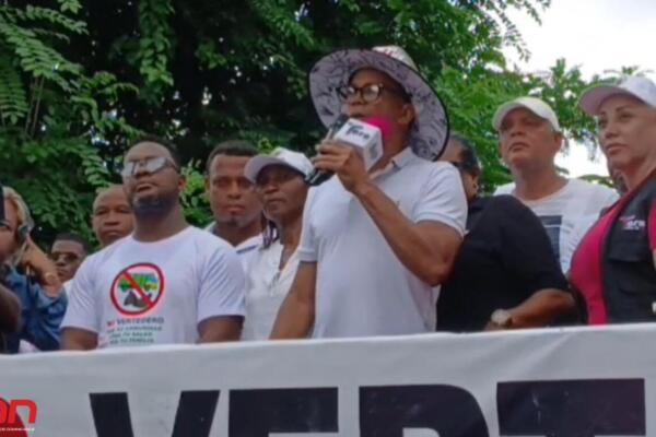 Imagen de los miembros del movimiento “No Vertedero” durante marcha llevada a cabo en La Cuaba. Foto: CDN Digital