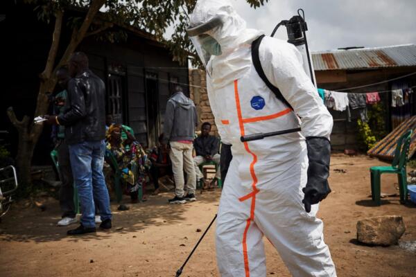 FOTO ARCHIVO. Un equipo sanitario desinfecta y descontamina la casa de un paciente de ébola. EFE/EPA/HUGH KINSELLA CUNNINGHAM
