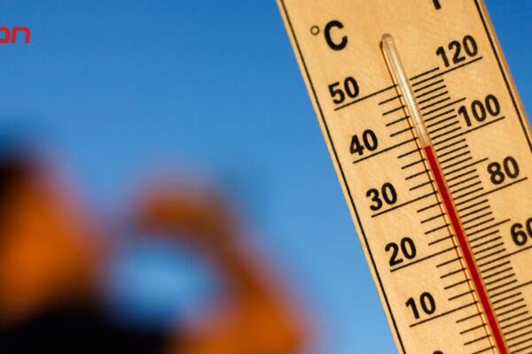 Especialistas recomiendan mantenerse hidratado y evitar actividades bajo el sol durante las horas de mayor calor.