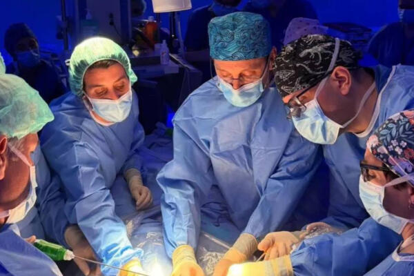 Operan en el vientre materno a un feto que tenía los intestinos fuera del cuerpo en España