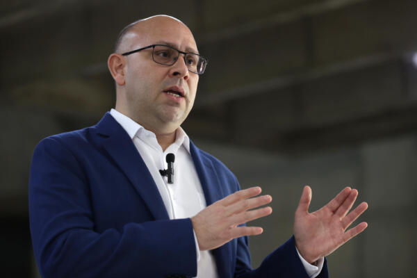 El coordinador general de la ONG Provea, Óscar Murillo, habla durante una entrevista con EFE este jueves, en Caracas (Venezuela). EFE/ Ronald Peña R