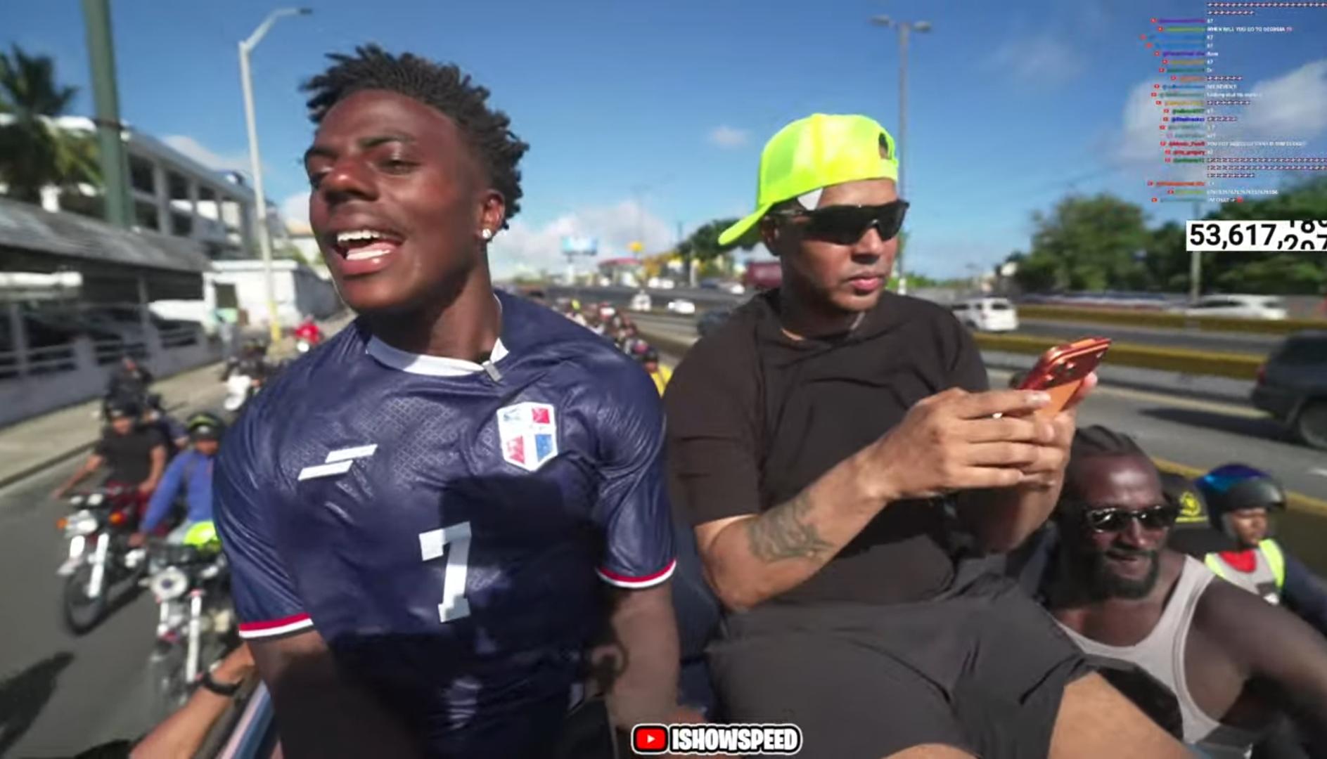 Alofoke pasea al youtuber Speed por las calles de Santo Domingo