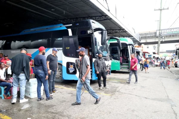 Poco flujo de personas en las terminales de autobuses; choferes dicen no hay dinero para viajar