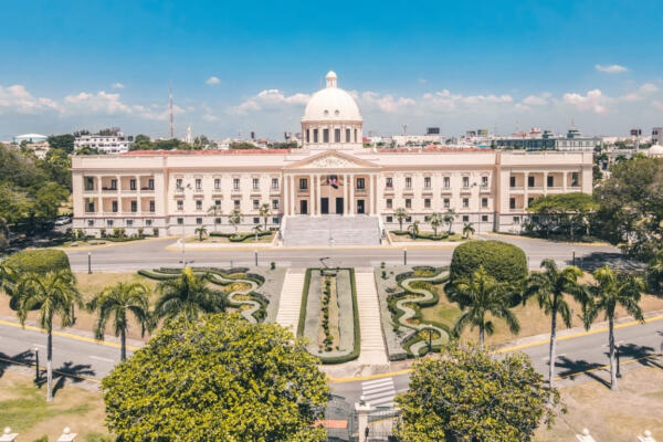 Las iniciativas incluyen ministerios de Transporte, Frontera y Dominicanos en el Exterior, aunque varias propuestas han caducado en el Congreso.
