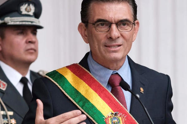 Fotografía cedida por la Presidencia de Bolivia, que muestra al mandatario Rodrigo Paz hablando este lunes, en Sucre (Bolivia). EFE/ Presidencia de Bolivia