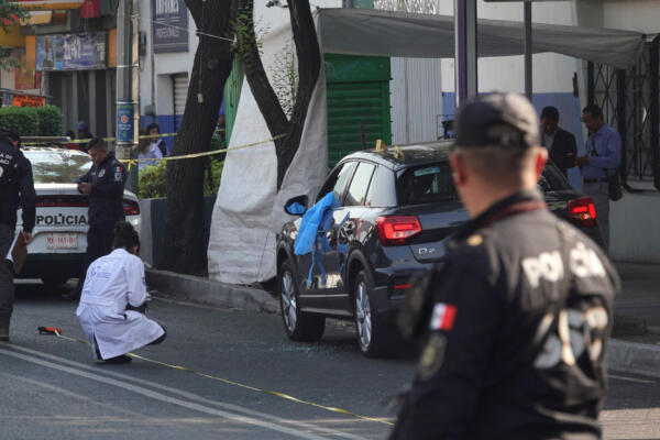 Peritos forenses trabajan en la zona donde fue asesinada la secretaria particular de la Jefa de Gobierno Clara Brugada, en una avenida principal de la Ciudad de México (México). Imagen de archivo. EFE/Madla Hartz