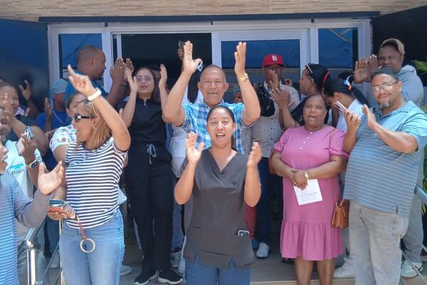 Personal de Clínica Santo Tomás protesta por bonificación anual impaga.
