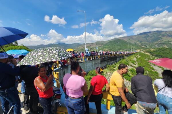 Agentes de la Policía Nacional obstaculizaron el camino hacia donde GoldQuest planea realizar el proyecto de explotación minera en San Juan.