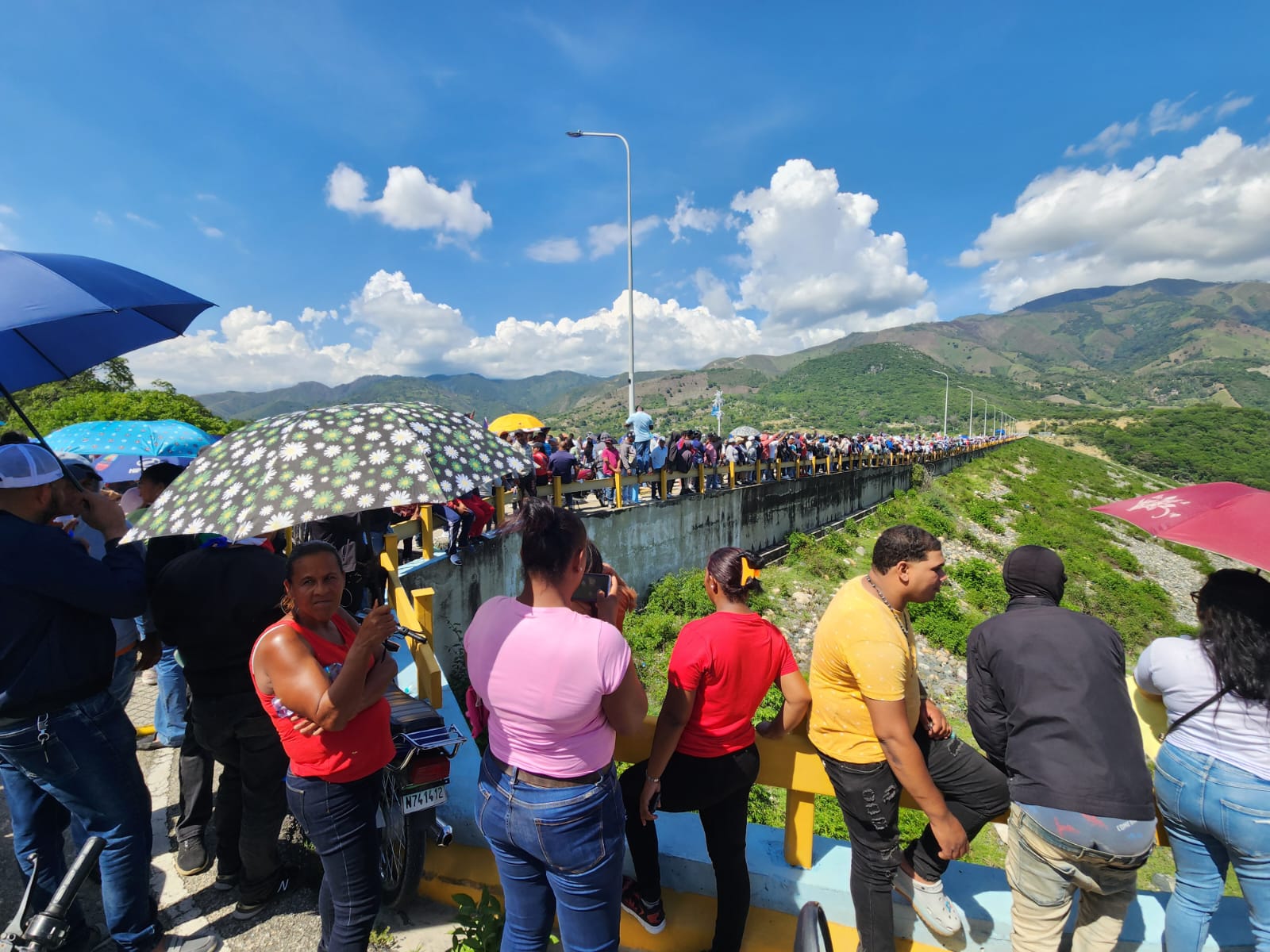 Agentes de la Policía Nacional obstaculizaron el camino hacia donde GoldQuest planea realizar el proyecto de explotación minera en San Juan.
