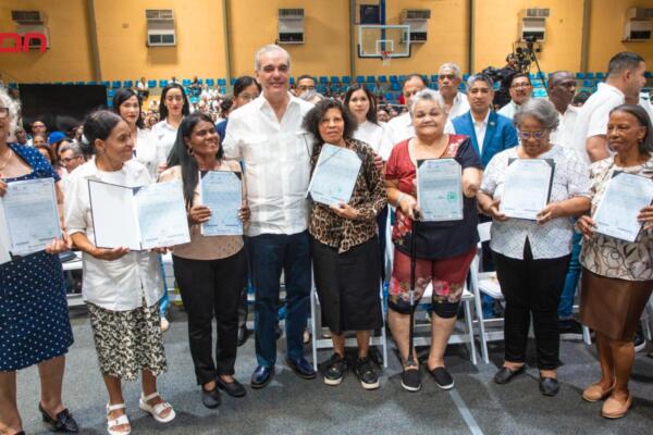 El presidente Luis Abinader entrega títulos de propiedad a familias de distintas comunidades del país durante un acto realizado en Haina, San Cristóbal, como parte del programa nacional de titulación de terrenos.
