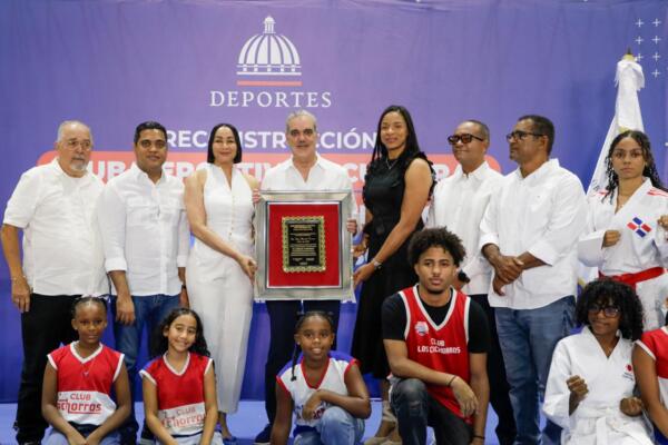 El jefe de Estado recibió una placa de parte de miembros del club por sus grandes aportes al deporte en toda la geografía nacional y por el techado entregado