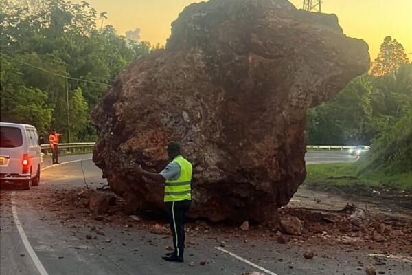 Desprendimiento de roca afecta tránsito en la Autopista del Nordeste