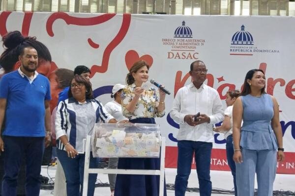 Raquel Peña comparte con miles de madres en Barahona durante jornada “Madres que Sostienen”