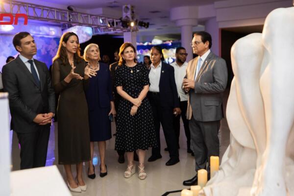 La vicepresidenta Raquel Peña recorrió la exposición inmersiva “Miguel Ángel Vivo” en el Centro de Convenciones y Cultura Dominicana Utesa.