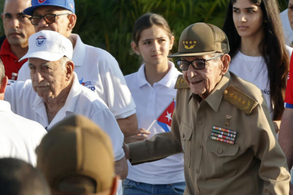 Fotografía de archivo, tomada el pasado 1 de mayo, en la que se captó al expresidente de Cuba Raúl Castro (2-d), al asistir a la conmemoración del Día Internacional del Trabajo, en La Habana (Cuba). EFE/Ernesto Mastrascusa