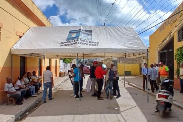 Vigilia en Enriquillo exige terminar hospital municipal.

