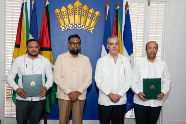 Presidente Luis Abinader junto a su homólogo Dr. Mohamed Irfaan Ali, presidente de Guyana, el Ministro de Recursos Naturales de Guyana, Vickram Bharrat y demas funcionarios.