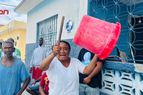 Manifestación pacífica frente a Inapa en Duvergé por la falta de agua que afecta la salud, higiene y calidad de vida de decenas de familias en San Isidro