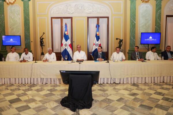 Gobierno incrementa subsidio a transportistas en 800 millones de pesos para frenar alza de pasajes