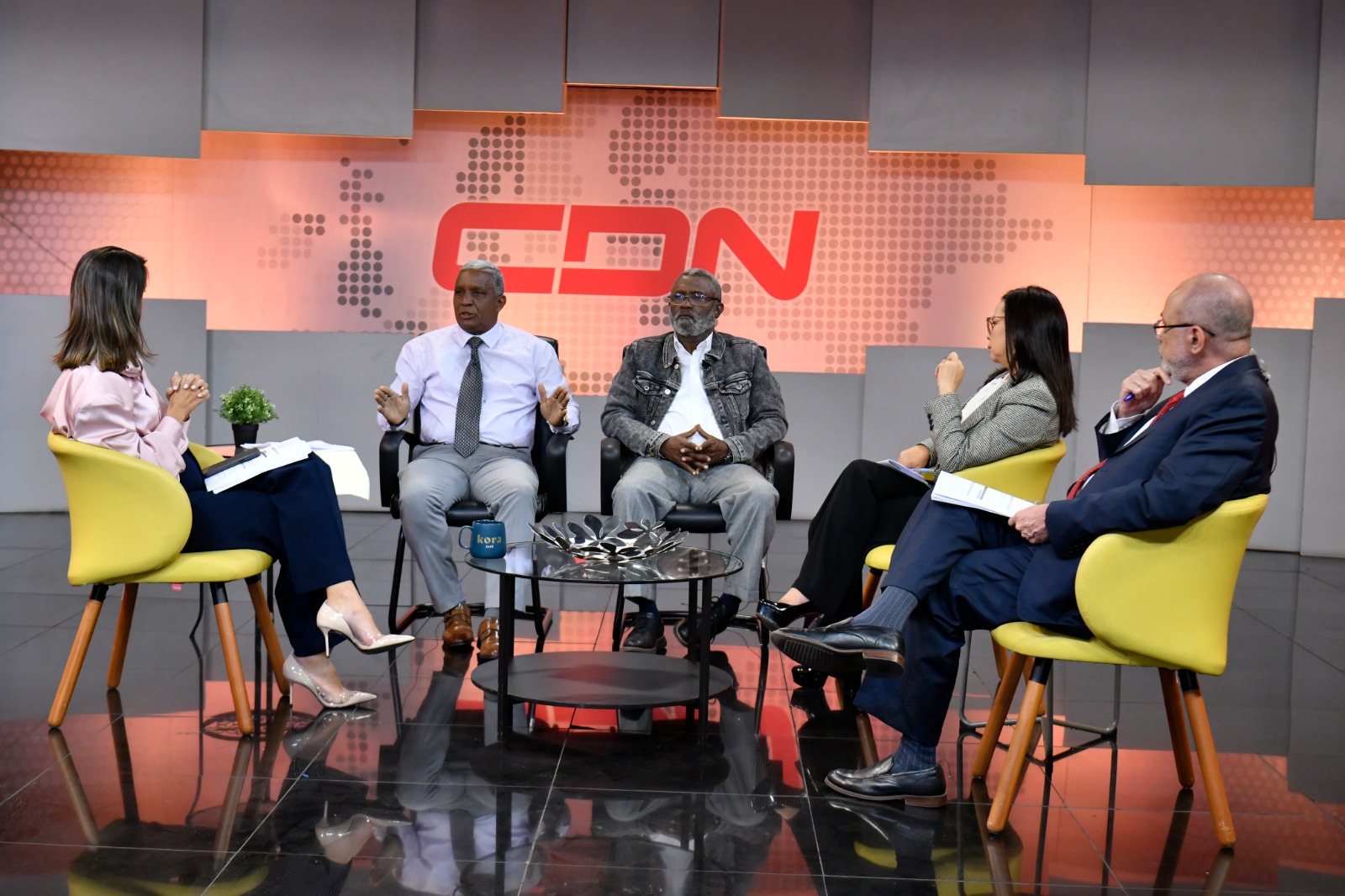 De izquierda a derecha: Katherine Hernández, Fabio Correo, Ricardo Montero, Yanessi Espinal y Nelson Rodríguez. / foto: CDN / Félix de la Cruz.