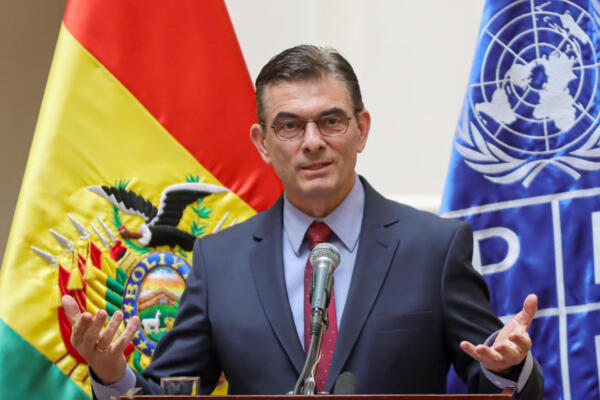Fotografía cedida por la Presidencia de Bolivia que muestra al mandatario, Rodrigo Paz, hablando durante un acto en la Casa Grande del Pueblo en La Paz (Bolivia). EFE/ Presidencia de Bolivia