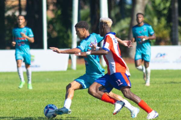 El gol de los celestes llegó al minuto diecisiete tras varios rebotes en el área de Delfines que aprovechó Daniel Flores para el uno por cero.
