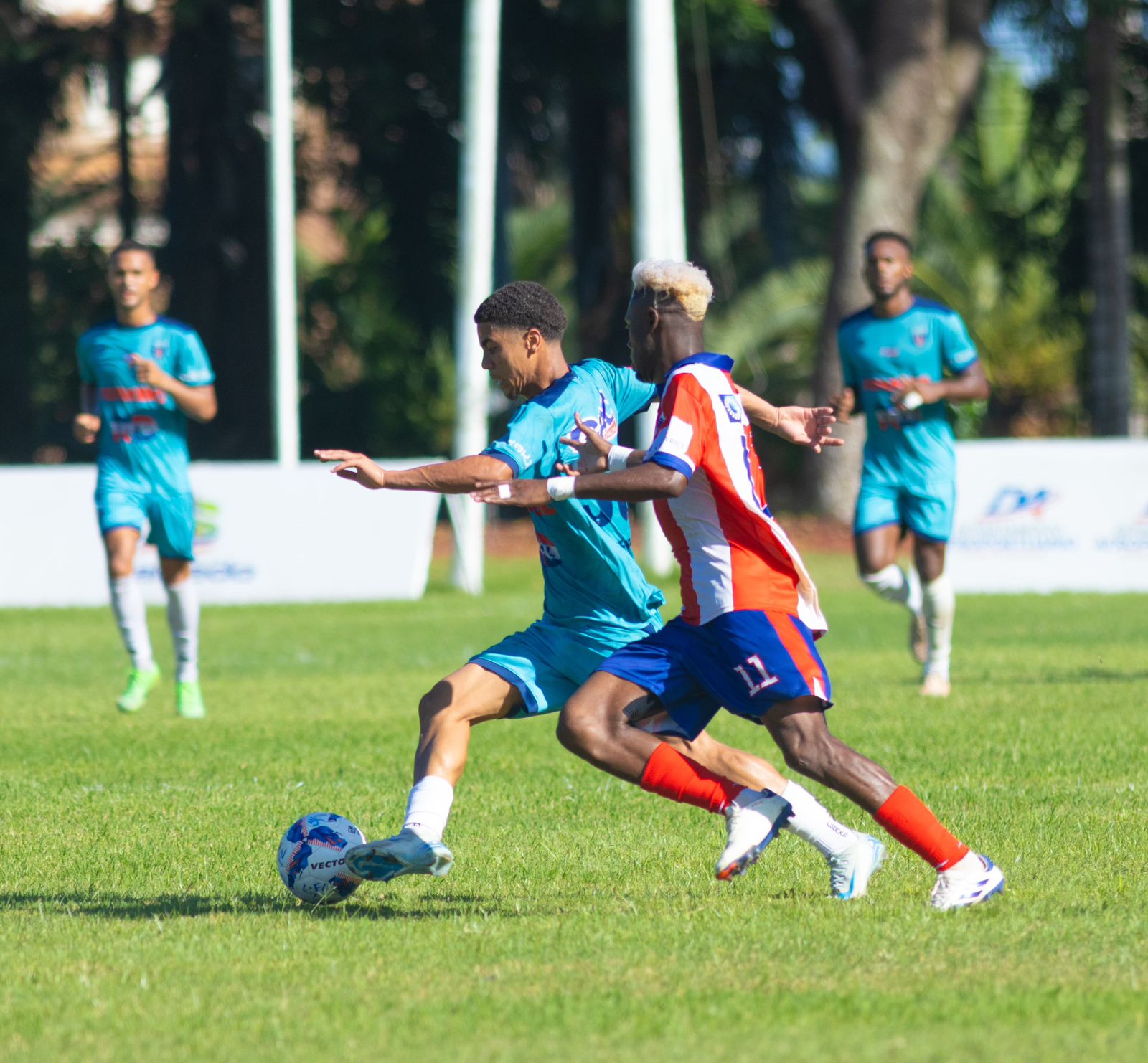 El gol de los celestes llegó al minuto diecisiete tras varios rebotes en el área de Delfines que aprovechó Daniel Flores para el uno por cero.