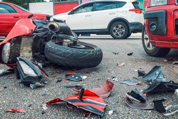Durante un encuentro en la UASD Santiago, autoridades y motociclistas acordaron implementar el uso de cascos homologados y chalecos de identificación para organizar el sector y salvar vidas.