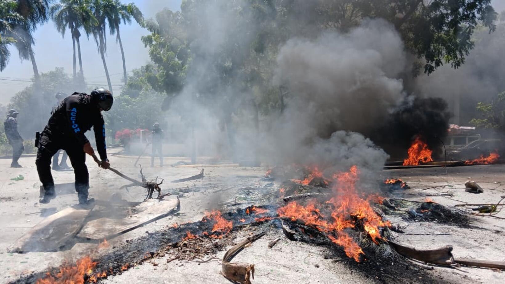 Queman neumáticos en Barahona