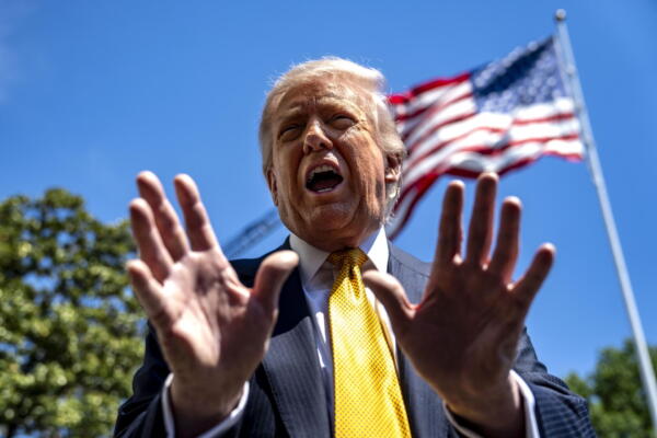 El presidente de Estados Unidos, Donald Trump, fue captado, este 12 de mayo, al atender a la prensa en los jardines de la Casa Blanca, en Washington DC (EE.UU.). EFE/Bonnie Cash/Pool