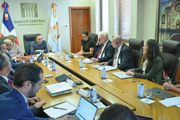 Valdez Albizu recibe delegación de la Oficina de Asistencia Técnica del Departamento del Tesoro de EE. UU.
