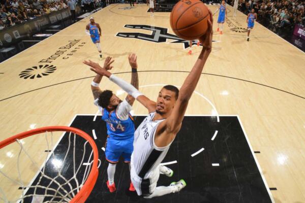 Victoir Wembanyama al ataque por San Antonio en el juego 4 de la final de conferencia fretne a Oklahoam City Thunder