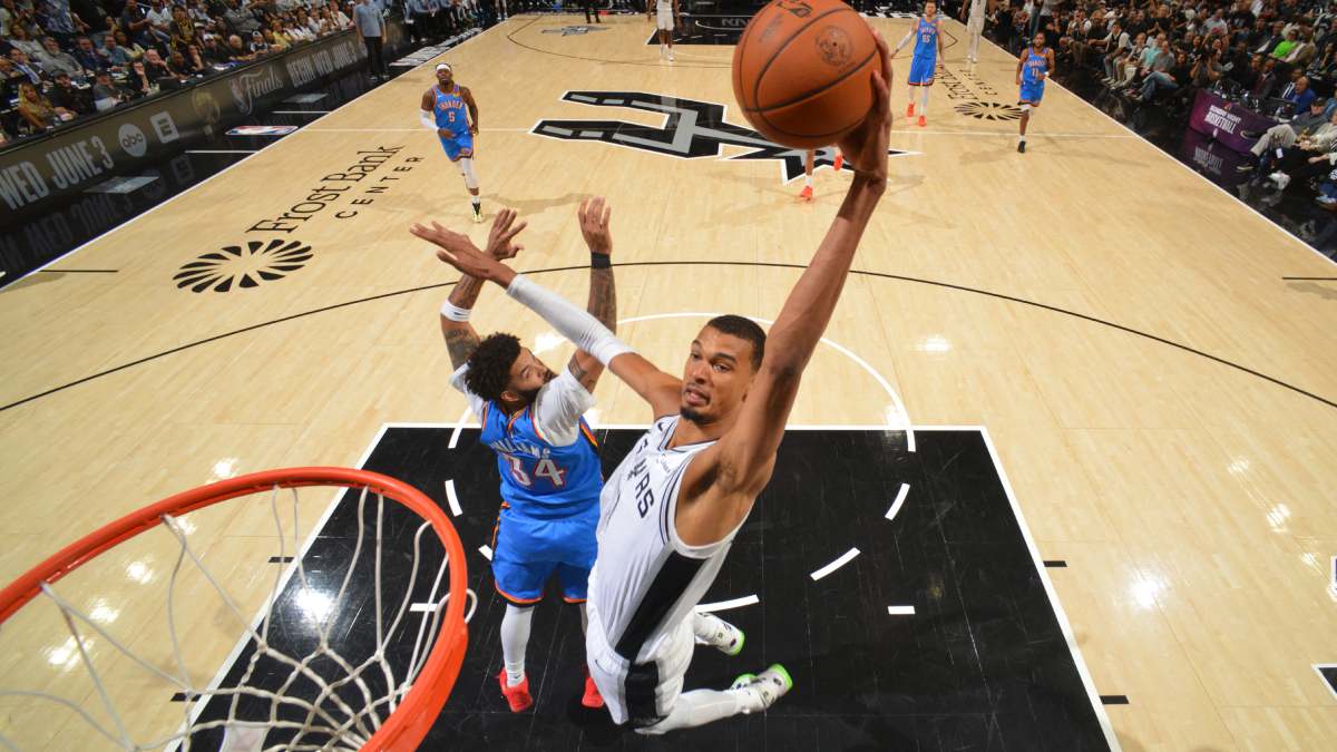 Victoir Wembanyama al ataque por San Antonio en el juego 4 de la final de conferencia fretne a Oklahoam City Thunder