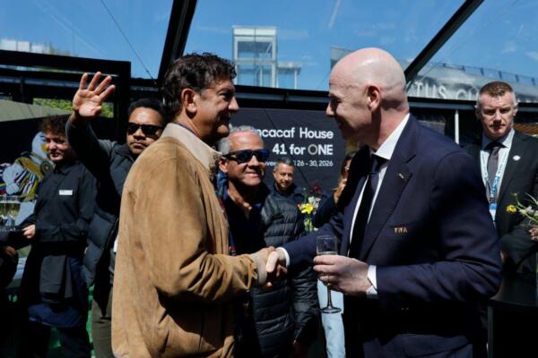 Manuel Estrella, presidente de la Comisión de Selecciones de la FDF, y Gianni Infantino, presidente de la FIFA
