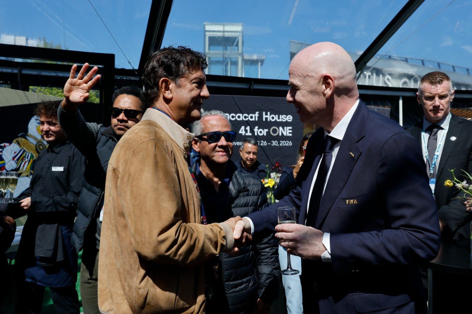 Manuel Estrella, presidente de la Comisión de Selecciones de la FDF, y Gianni Infantino, presidente de la FIFA