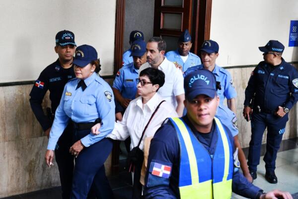 Antonio y Maribel Espaillat llegan al Palacio de Justicia para continuación de audiencia preliminar del caso Jet Set.