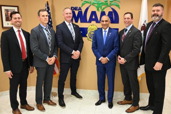 José Manuel Cabrera Ulloa durante reunión oficial con altos representantes de la DEA en Miami.