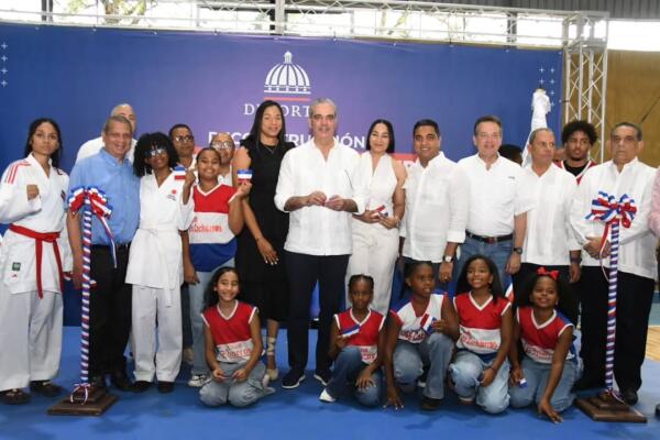 Presidente Abinader durante acto de corte de cinta del remozamiento del Club Los Cachorros de Cristo Rey.