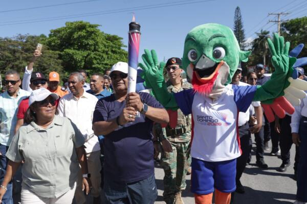 El alcalde de Barahona recibe la antorcha de los Juegos Centroamericanos y del Caribe Santo Domingo 2026.