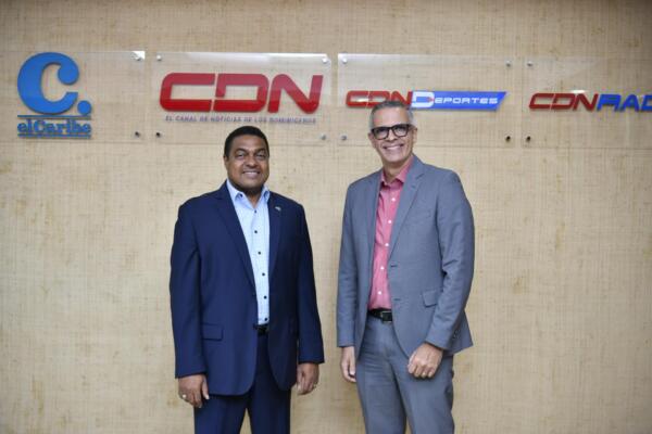 José Monegro, del comité de los JCC, y Frank Camilo, director de CDN Deportes