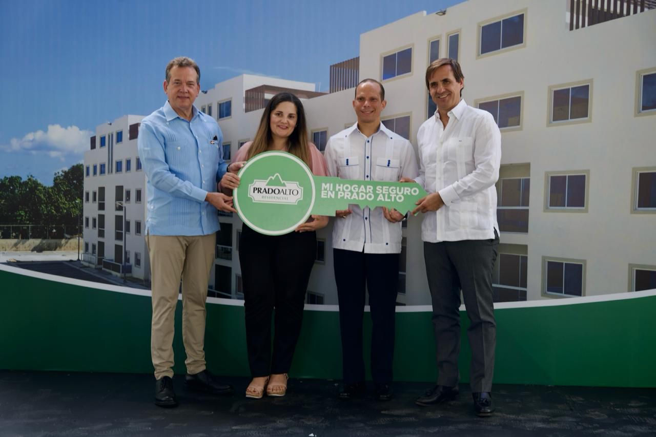 El acto incluyó la entrega simbólica de viviendas a familias beneficiadas