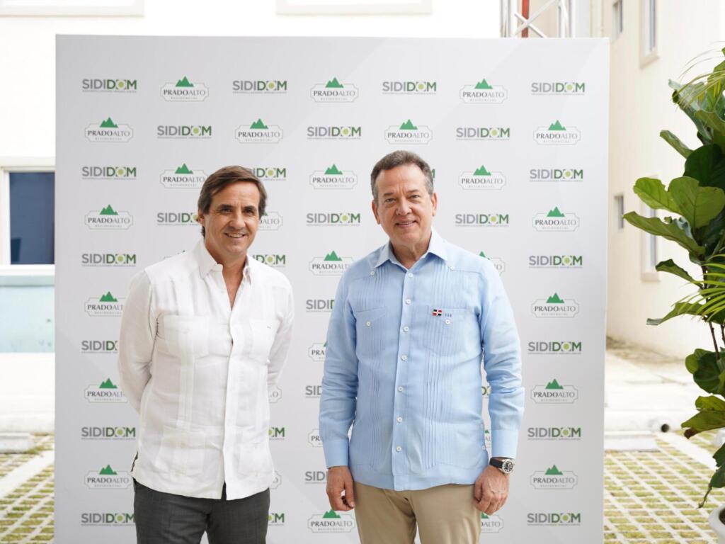 El acto incluyó la entrega simbólica de viviendas a familias beneficiadas