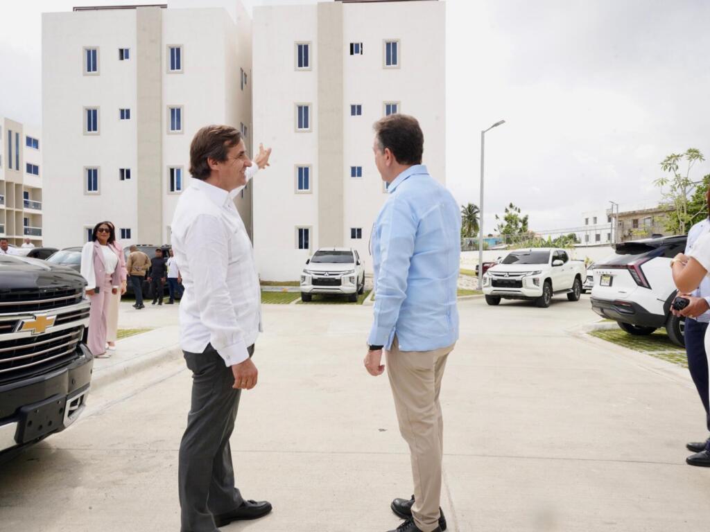 El acto incluyó la entrega simbólica de viviendas a familias beneficiadas