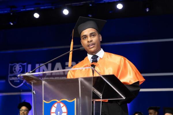 Yeuri Agramonte Santos,  investido como Licenciado en Negocios Internacionales por la Universidad APEC, Summa Cum Laude. 