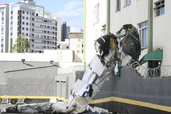 Suben a tres los ocupantes muertos de avioneta que se estrelló contra edificio en Brasil. 