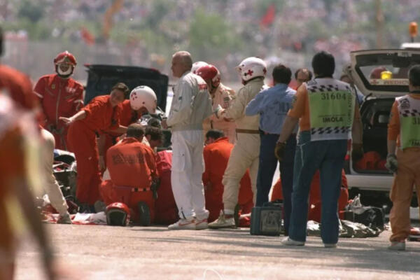 El equipo médico rodea a Ayrton Senna tras el fatídico accidente en 1994