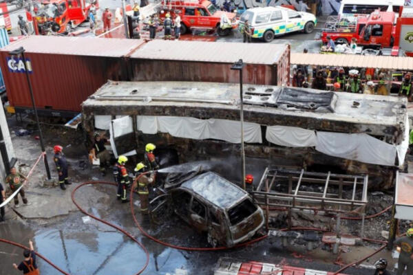 Al menos 8 muertos en Bangkok al colisionar un tren y un autobús