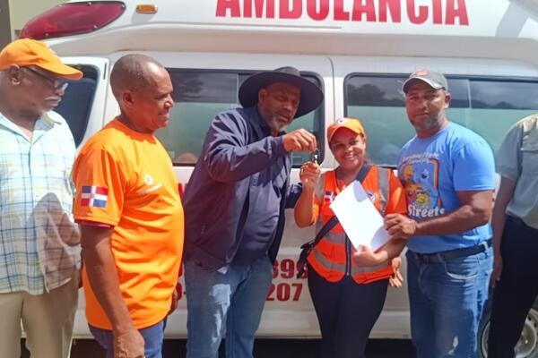 Alcaldía de Dajabón y Concejo de Regidores donan terreno y ambulancia a la Defensa Civil para fortalecer su labor de socorro. Foto: Fuente externa 